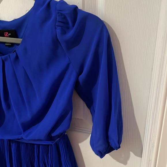 Ruffles dress bright blue in great condition with puffy sleaves - Picture 5 of 5